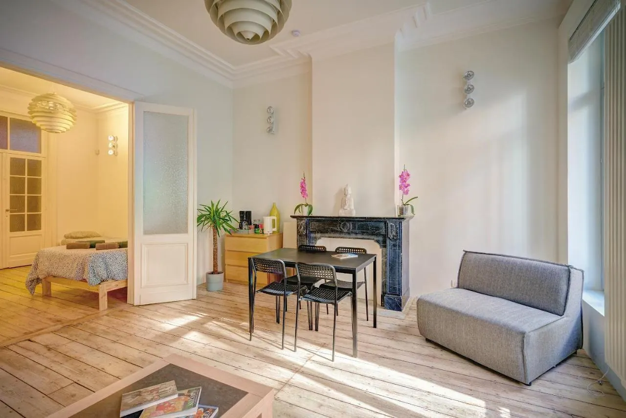 The Bright Stone Lodge. Heart Of Anvers Belgique